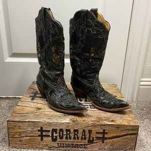 Corral Boots Distressed size 9M